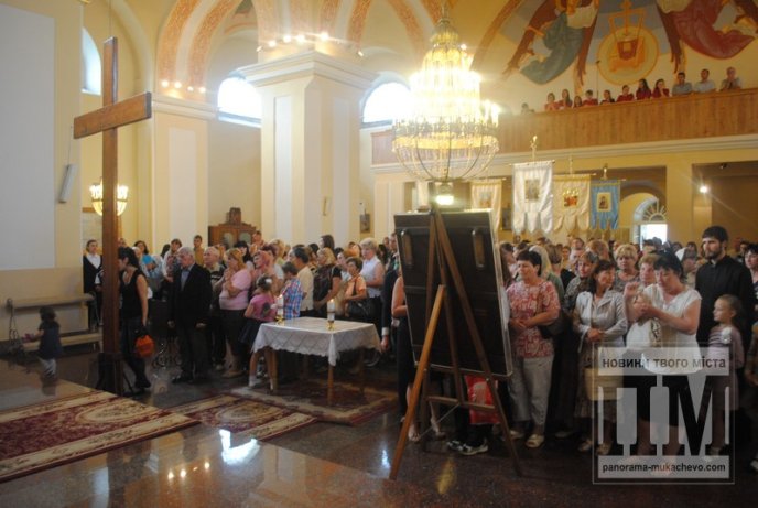 До Мукачева завітали реліквії з Ватикану (ФОТОРЕПОРТАЖ) – 08