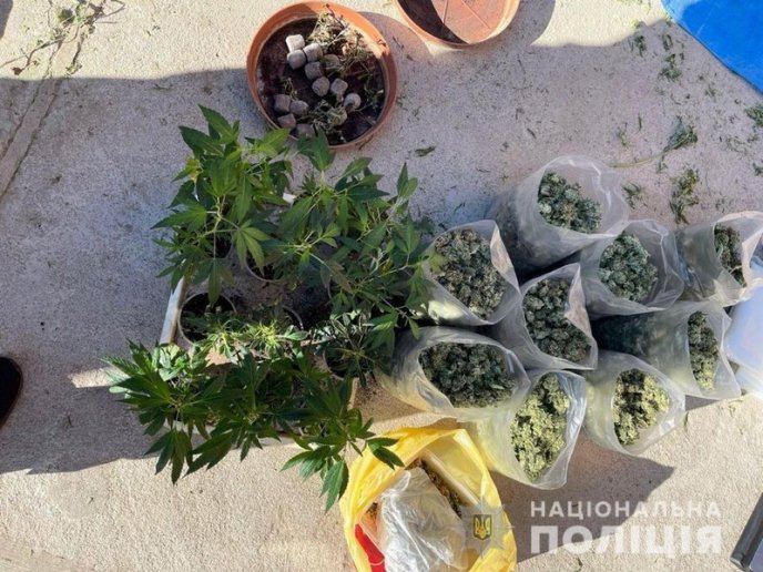 Обшук у закарпатському селі: поліцейські показали відео – 04