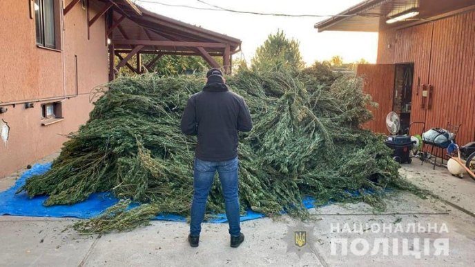 Обшук у закарпатському селі: поліцейські показали відео – 02