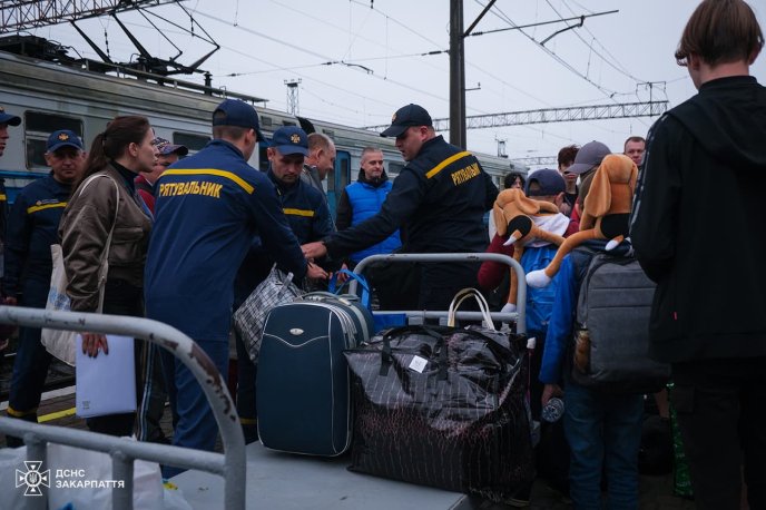 На Закарпатті зустріли евакуаційний потяг з Донецької області – 04 На Закарпатті зустріли евакуаційний потяг з Донецької області – 04
