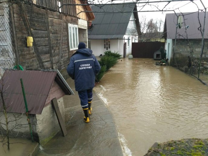 У с.Вонігово, що на Тячівщині, річка прорвала дамбу й підтопила 22 житлові будинки – 04