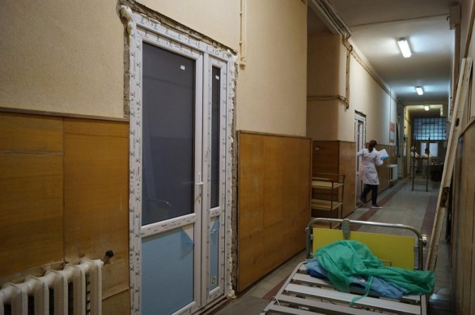 У Мукачівській ЦРЛ замінюють вікна та двері – 09