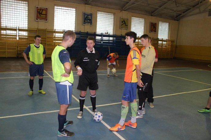 Патрульні поліцейські зійшлись у футбольному двобої із журналістами та громадськими активістами – 06