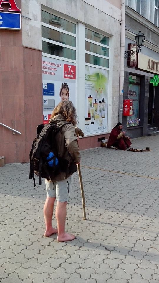 В Ужгороді перехожі дивуються із чоловіка, який босоніж і в шортах ходить міськими тротуарами (ФОТО) – 02 В Ужгороді перехожі дивуються із чоловіка, який босоніж і в шортах ходить міськими тротуарами (ФОТО) – 02