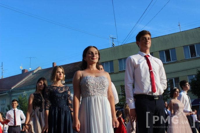 Мукачівські випускники станцювали прощальний вальс у центрі міста – 37