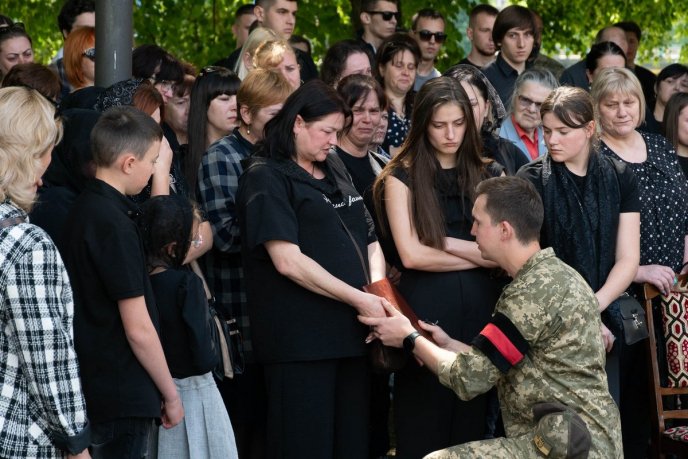 На Закарпатті поховали 21-річного Героя. Батько хлопця зник безвісти на війні – 09