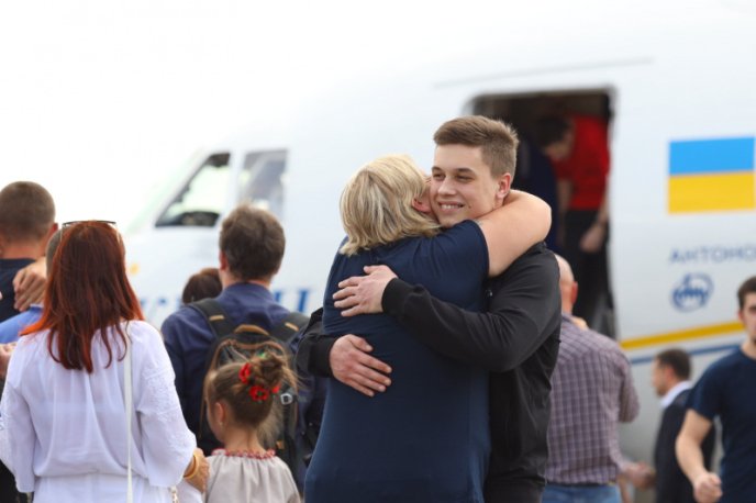 Історичні фото: як зустрічали полонених вдома – 05