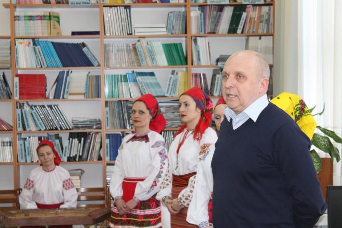 У Закарпатській обласній бібліотеці презентували книги і танцювали народні танці – 05