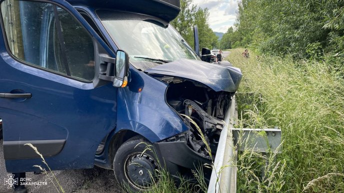 Водія затиснуло в автомобілі: рятувальники опублікували фото з місця ДТП – 04