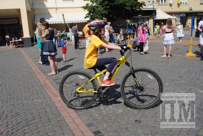З нагоди Дня захисту дітей вулицями Мукачева пройшов велопробіг – 04