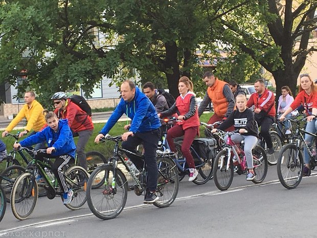 Вулицями Ужгорода проїхались близько сотні велосипедистів – 02