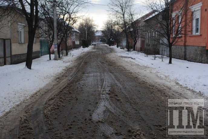 Мукачівські комунальники так і залишили частину вулиць міста неприбраними від снігу (ФОТО) – 04 Мукачівські комунальники так і залишили частину вулиць міста неприбраними від снігу (ФОТО) – 04
