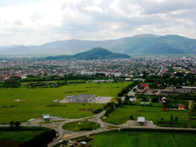 Хуст та окраїни міста з безпілотника: фантастичні фото – 01