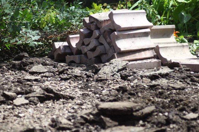 На вулиці Парканія у Мукачеві ремонтують тротуар – 06