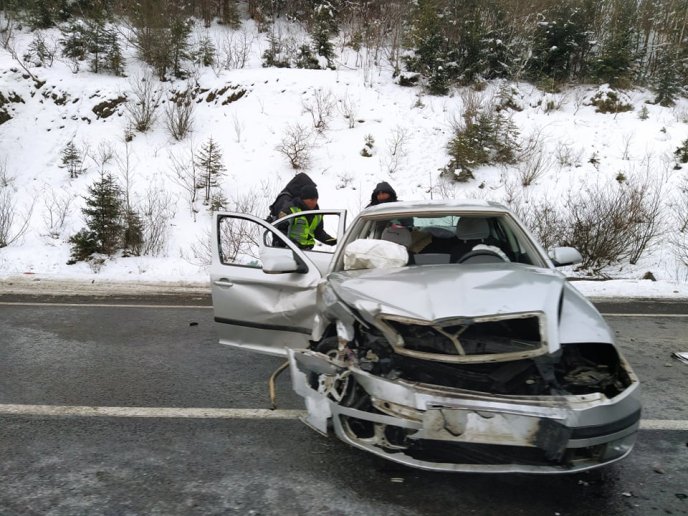 Неподалік села Нижні Ворота трапилась ДТП: фото з місця події – 01