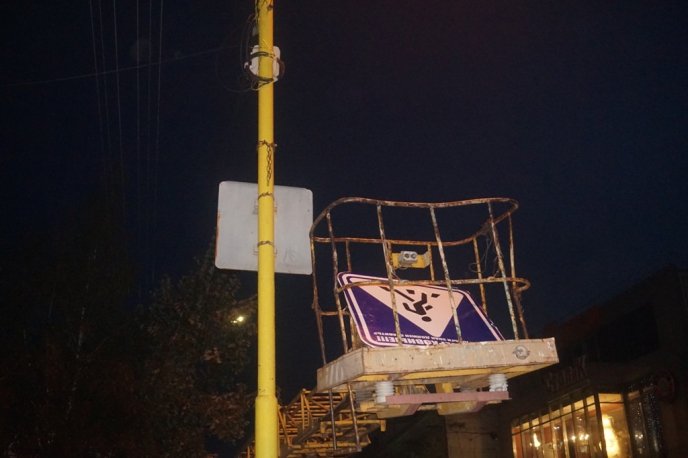 В Ужгороді комунальники демонтували епічний дорожний знак – 03