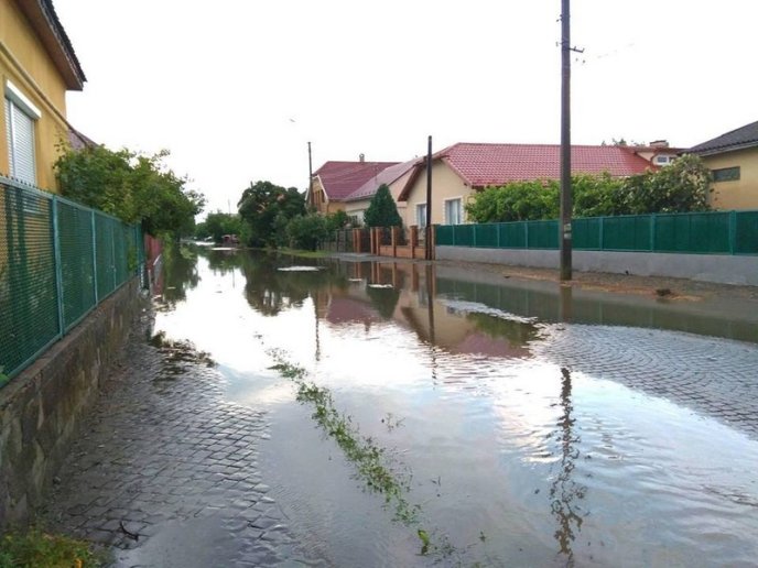 Наслідки негоди: вулиці міста перетворилися на ріки – 01