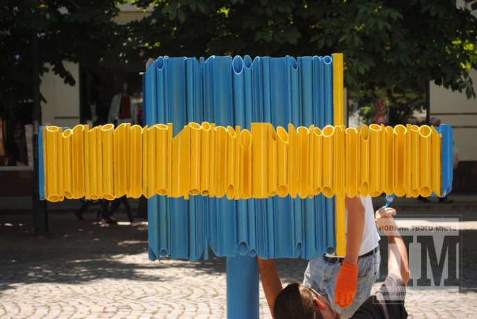 Фонтан у центрі Мукачева став жовто-блакитним (ФОТО) – 19