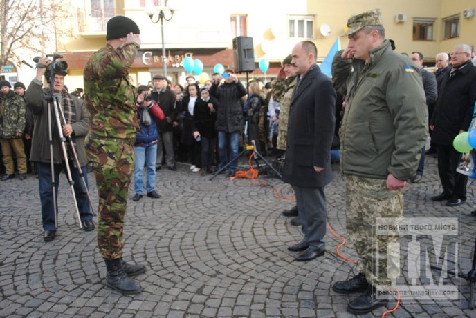 У Мукачеві з оплесками зустрічали героїв-бійців 128-ої бригади (ФОТОРЕПОРТАЖ) – 26