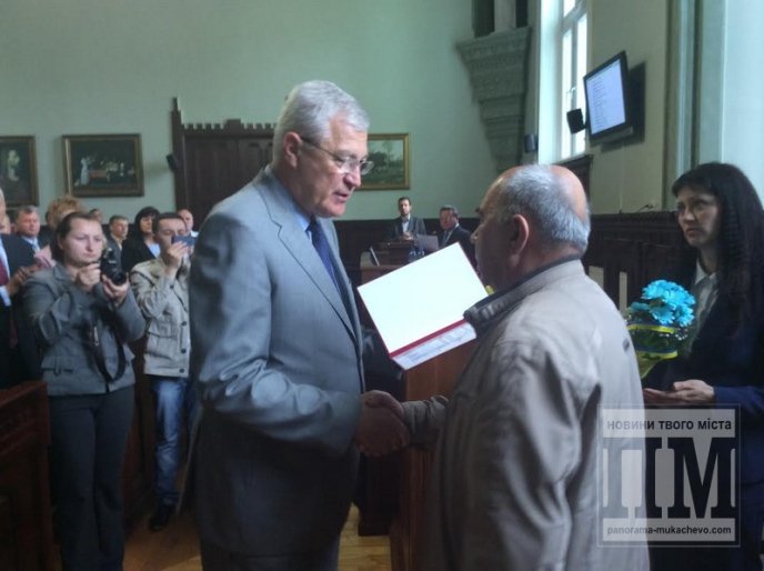 Родинам військових мукачівців, що загинули в зоні АТО, вручили посмертні нагороди їх Героїв (ФОТО) – 07