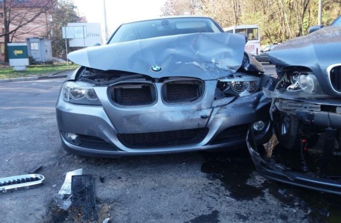 В Ужгороді зіткнулись дві іномарки – 02