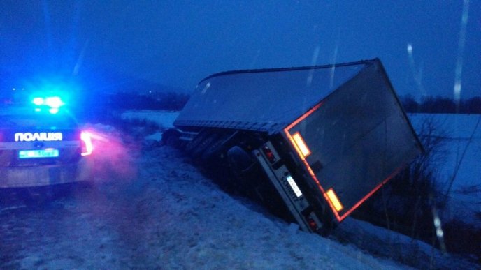 На трасі "Київ-Чоп" біля Сваляви вантажівка злетіла з дороги у кювет – 04