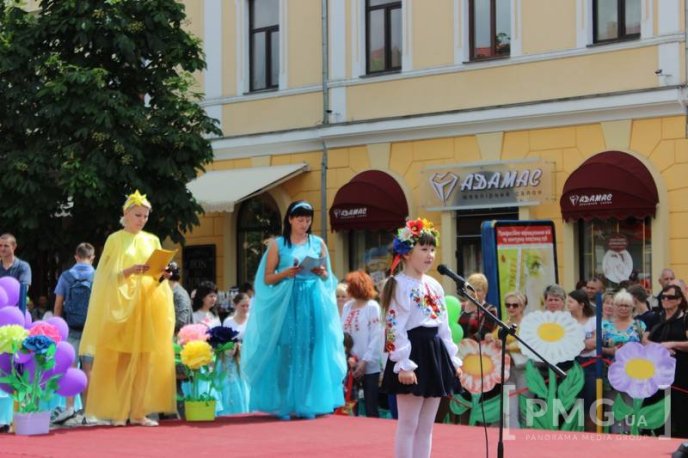 Центр Мукачева перетворився на великий концертний майданчик – 17