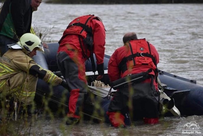Водолази шукають водія, який на автомобілі з’їхав у річку і зник – 03 Водолази шукають водія, який на автомобілі з’їхав у річку і зник – 03