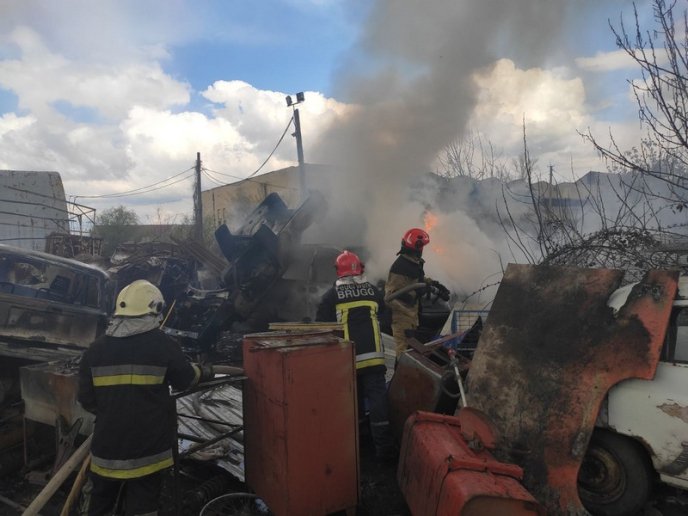 На території пункту прийому металобрухту спалахнула пожежа – 02