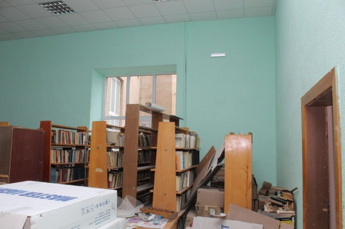 Любителі книг незабаром приходитимуть у відремонтовану бібліотеку – 04