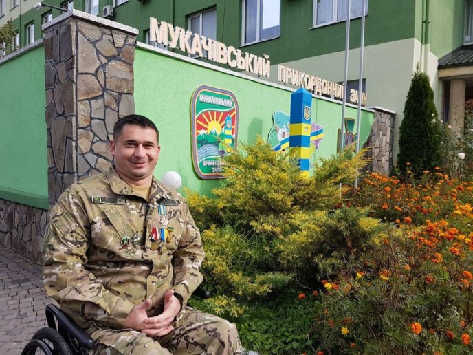 Важкопоранений боєць АТО із Мукачева отримав нагороду від Петра Порошенка – 03