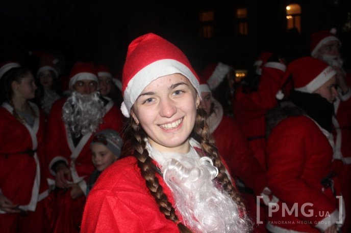 У Мукачеві засяяла головна новорічна ялинка міста – 06