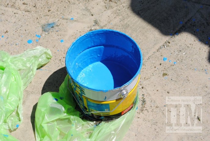 Фонтан у центрі Мукачева став жовто-блакитним (ФОТО) – 17