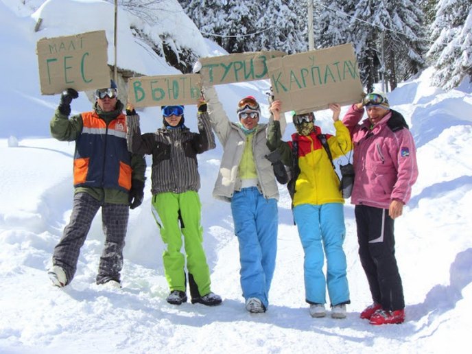 Люди зі США, Канади, Великобританії та інших країн світу протестують проти будівництва в Карпатах міні-ГЕС (ФОТО) – 08