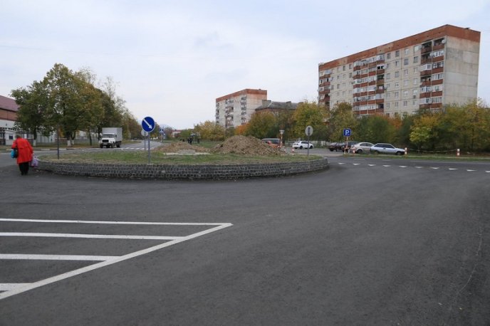 У Мукачеві завершують ремонт дороги на вулиці Свято-Михайлівській – 01