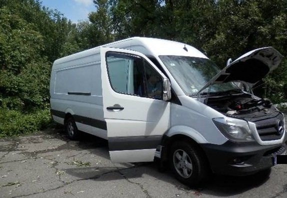 На кордоні в чоловіка вилучили мікроавтобус – 02