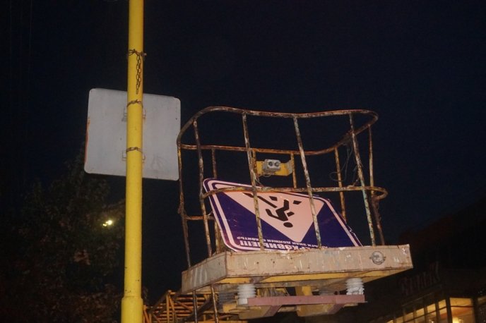 В Ужгороді комунальники демонтували епічний дорожний знак – 01