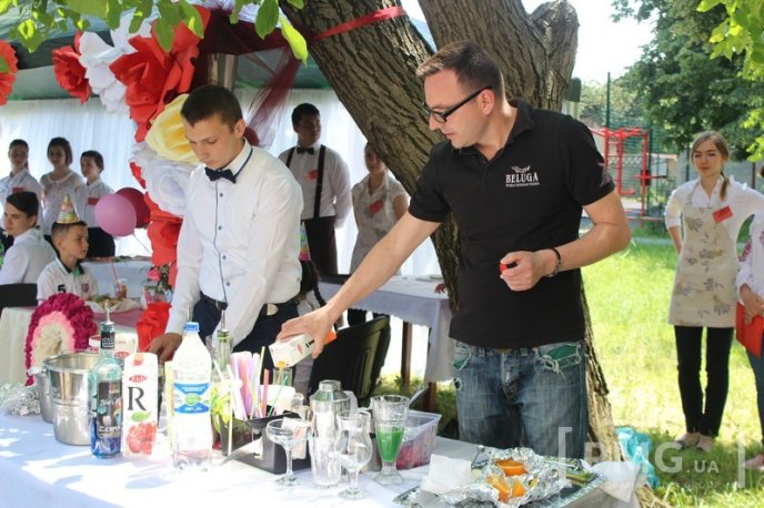 Студенти Мукачівського торговельно-економічного коледжу показали як правильно працювати в ресторанах – 17