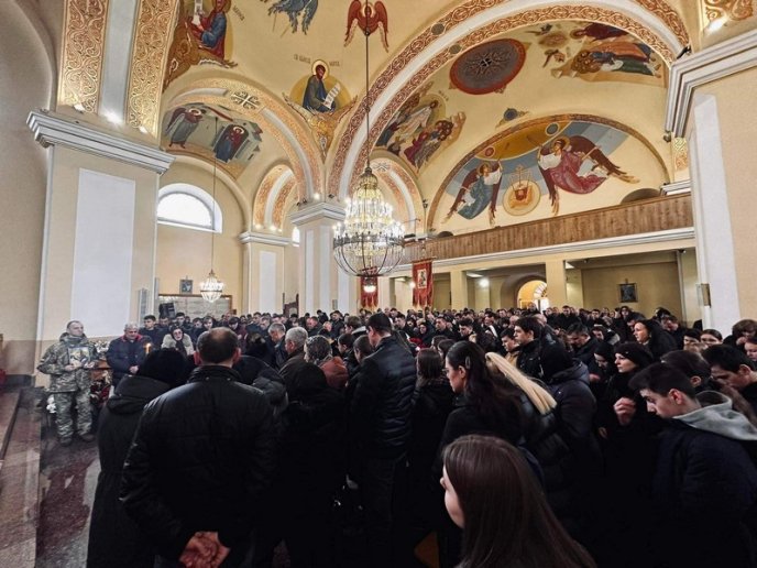 Мукачівці навколішках прощалися із полеглим Героєм – 06