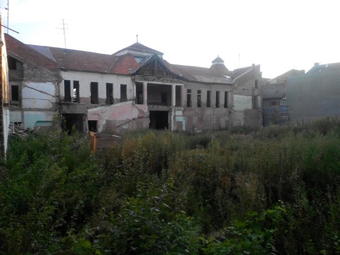 Невідомі відкрили ворота до руїн ужгородської "Корони" – 01 Невідомі відкрили ворота до руїн ужгородської "Корони" – 01