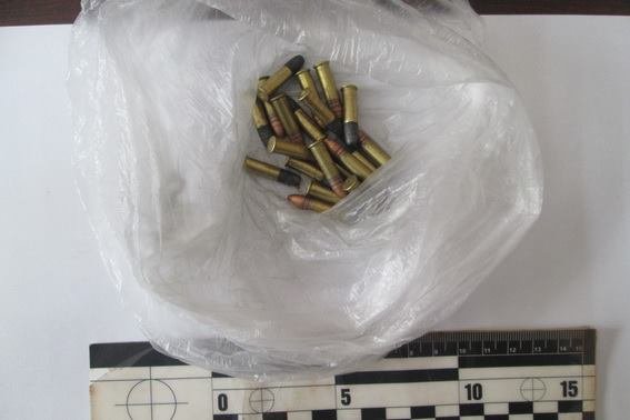 Ужгородець "здав" чоловіків, які продавали патрони і холодну зброю – 02