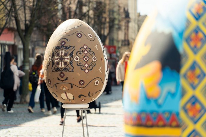Десятки великих писанок з’явились у центрі Мукачева – 04