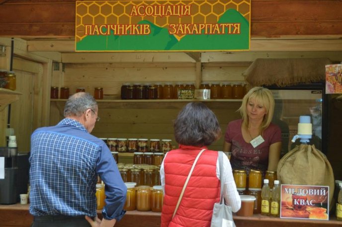Мед в усіх його варіаціях: в Ужгороді офіційно відкрили ярмарок "Медовий спас" – 14