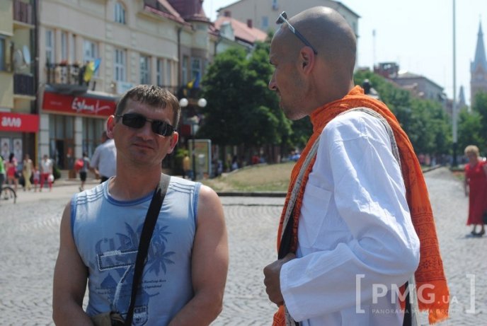 У центрі Мукачева виступають кришнаїти – 16