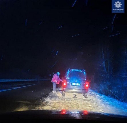 Патрульні допомогли подружжю у скрутній ситуації – 01