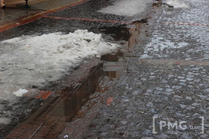 Одна з центральних вулиць Мукачева перетворилась на суцільну калюжу – 08