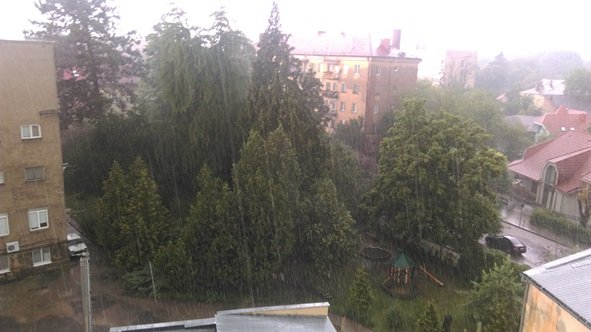 В Ужгороді паде дощ з градом – 03