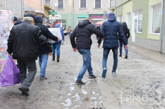 Одна з центральних вулиць Мукачева перетворилась на суцільну калюжу – 25