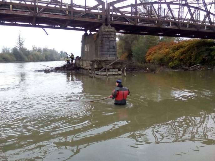 Хустські рятувальники розчищали підмостові опори, щоб уникнути підтоплень – 04