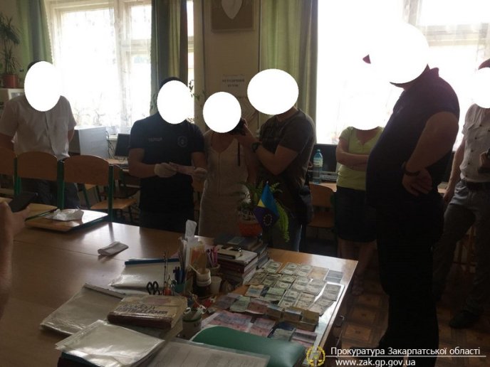 Прокуратура затримала голову циклової комісії одного із вишів Закарпаття – 02